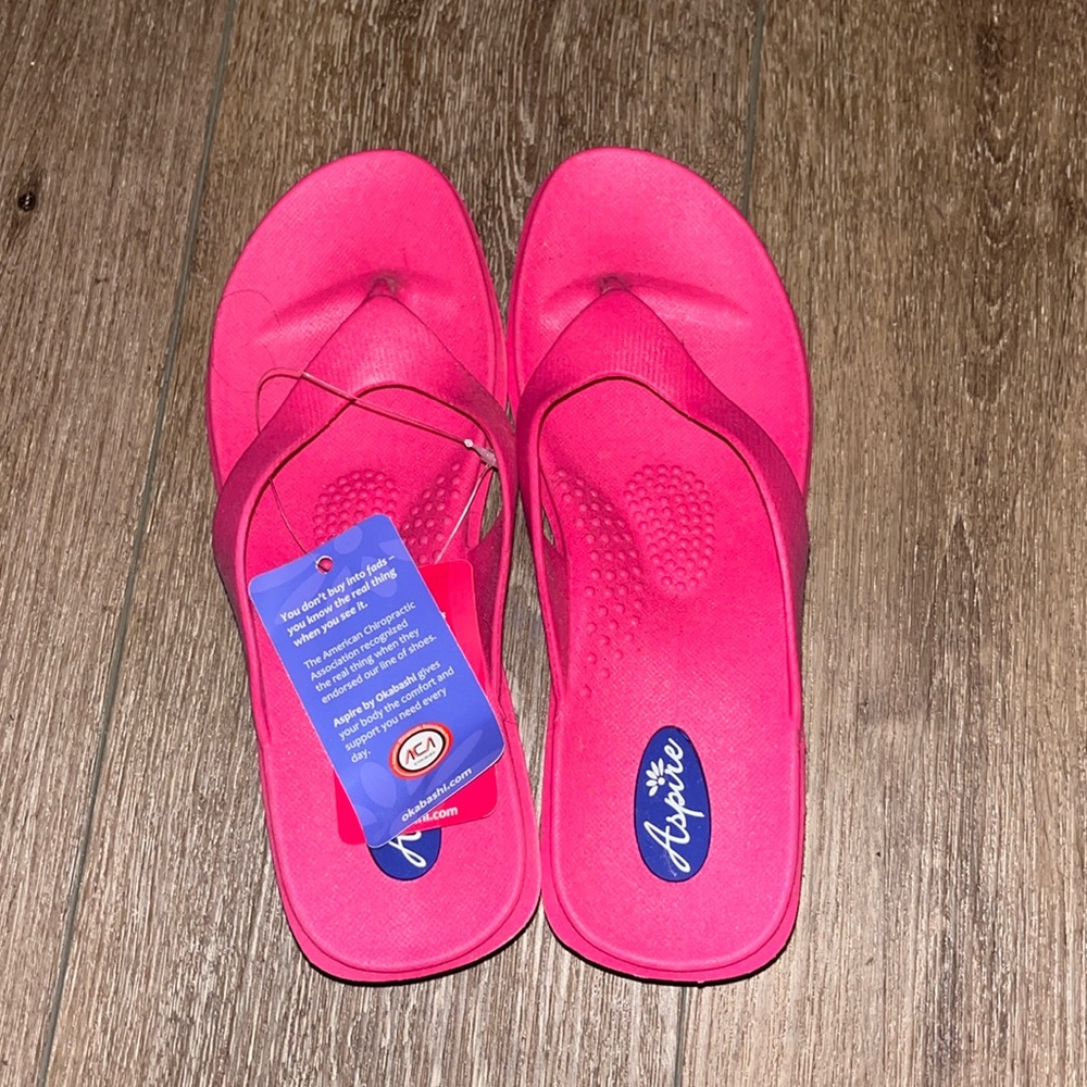 NWT! Aspire Women’s Pink Flip Flops. Size Medium/Large